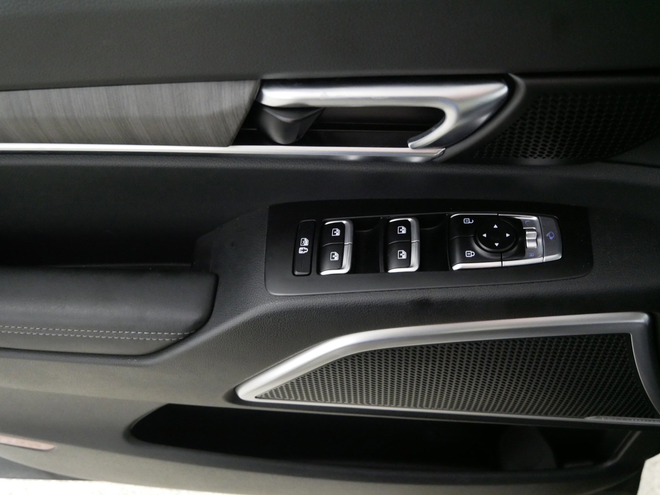 Used 2024 Kia Telluride EX w/ EX Captain's Chair Package image 19