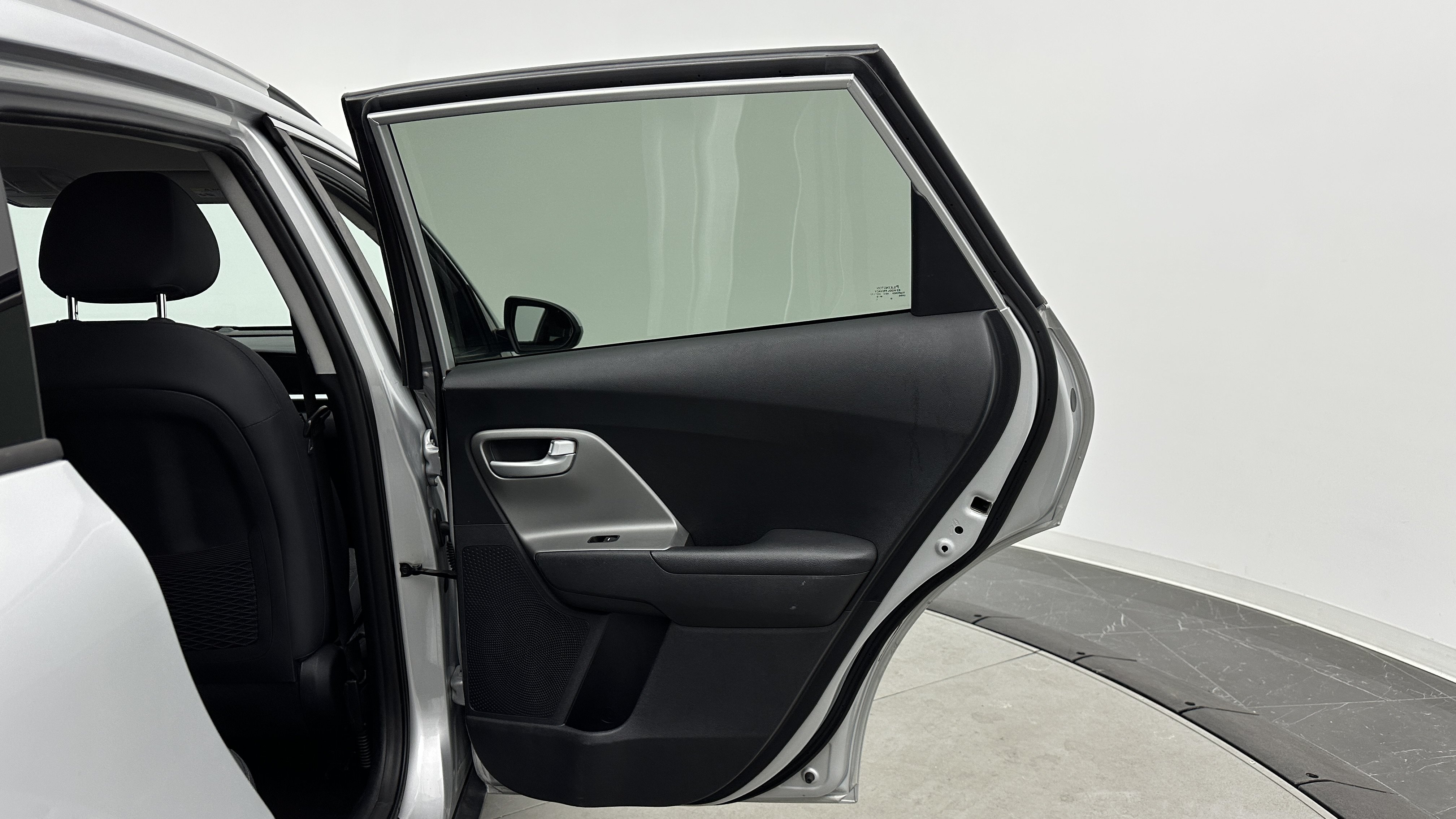 Used 2020 Kia Niro LX FWD image 26