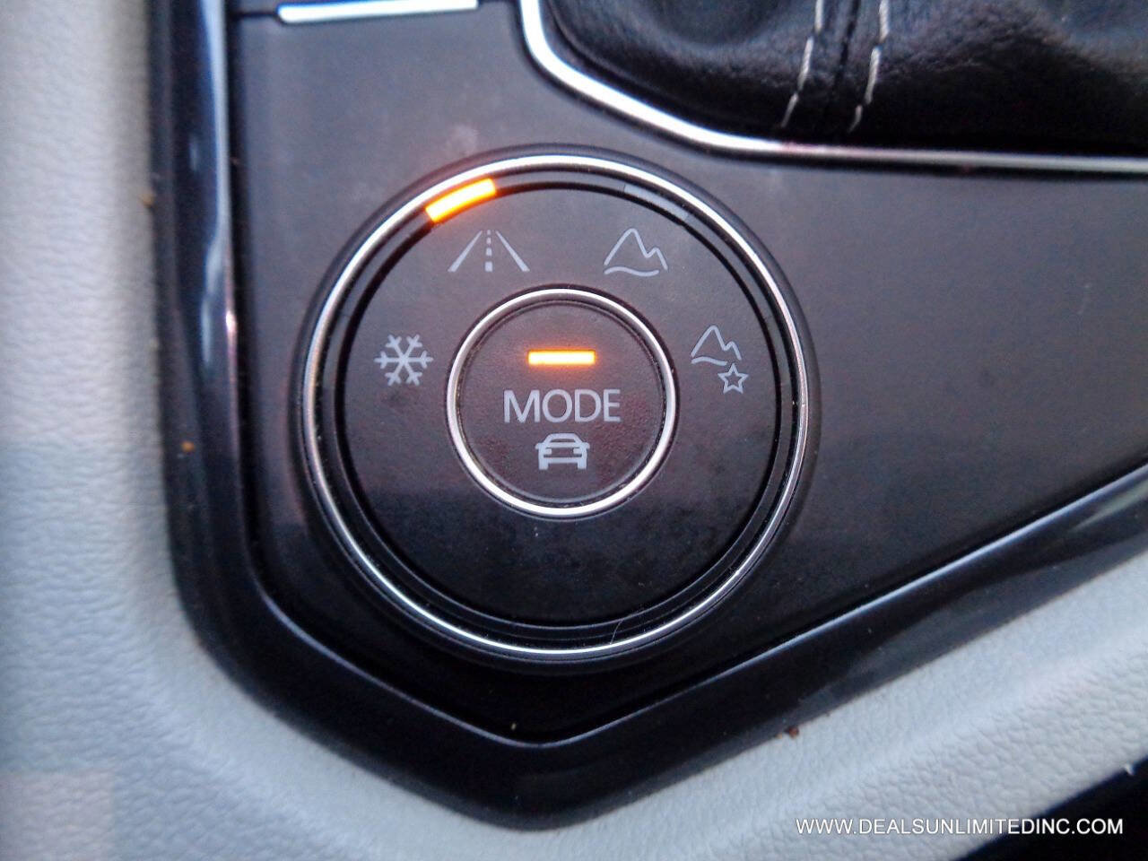 Used 2024 Volkswagen Tiguan SE image 12