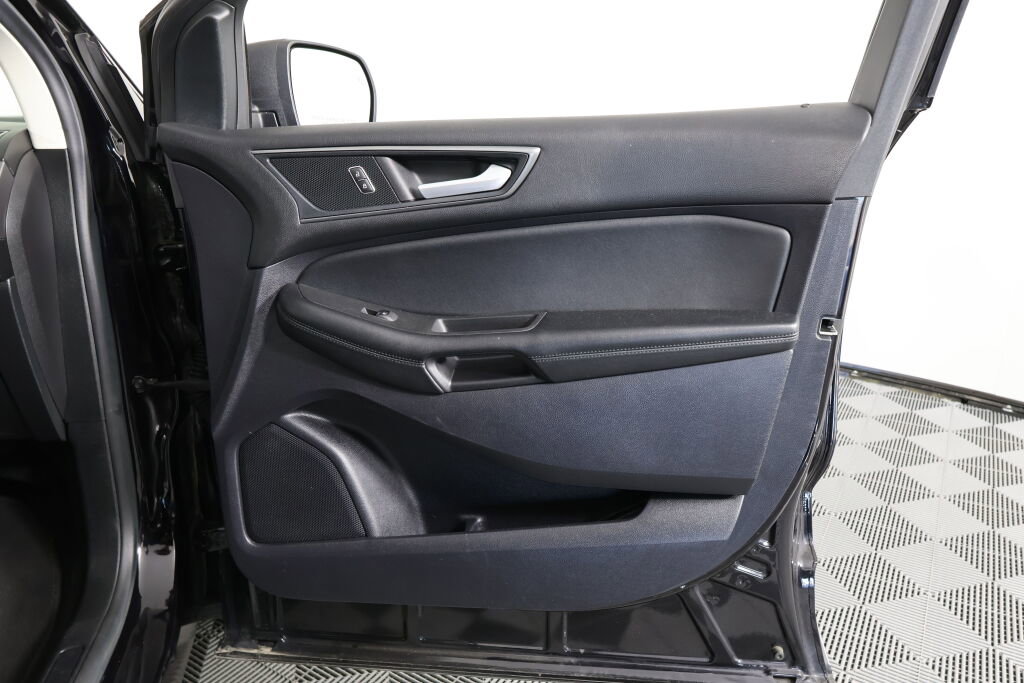 Used 2020 Ford Edge SE image 25