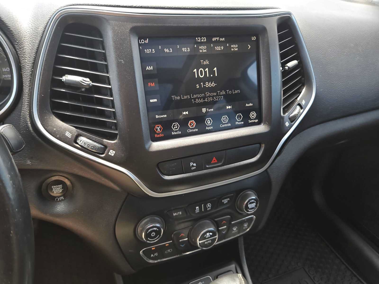 Used 2019 Jeep Cherokee Trailhawk w/ Comfort/Convenience Group AWD/4WD image 30