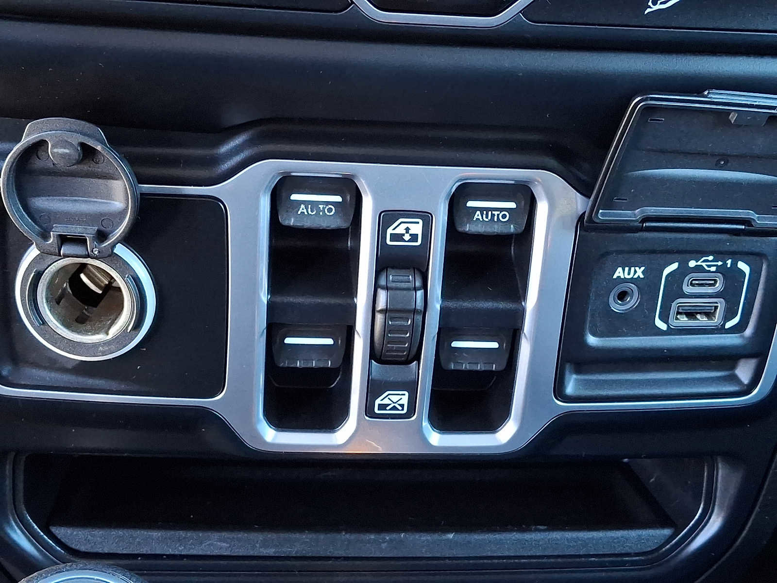 Used 2018 Jeep Wrangler Unlimited Sport S image 23