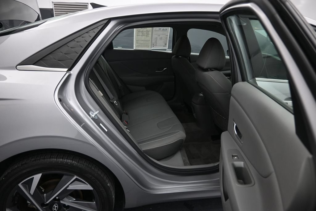 Used 2025 Hyundai Elantra SEL FWD image 26