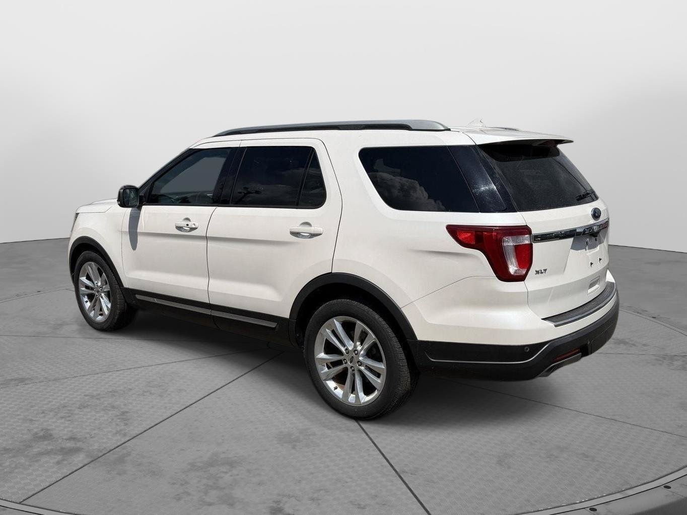 Used 2018 Ford Explorer XLT w/ Equipment Group 202A FWD image 4