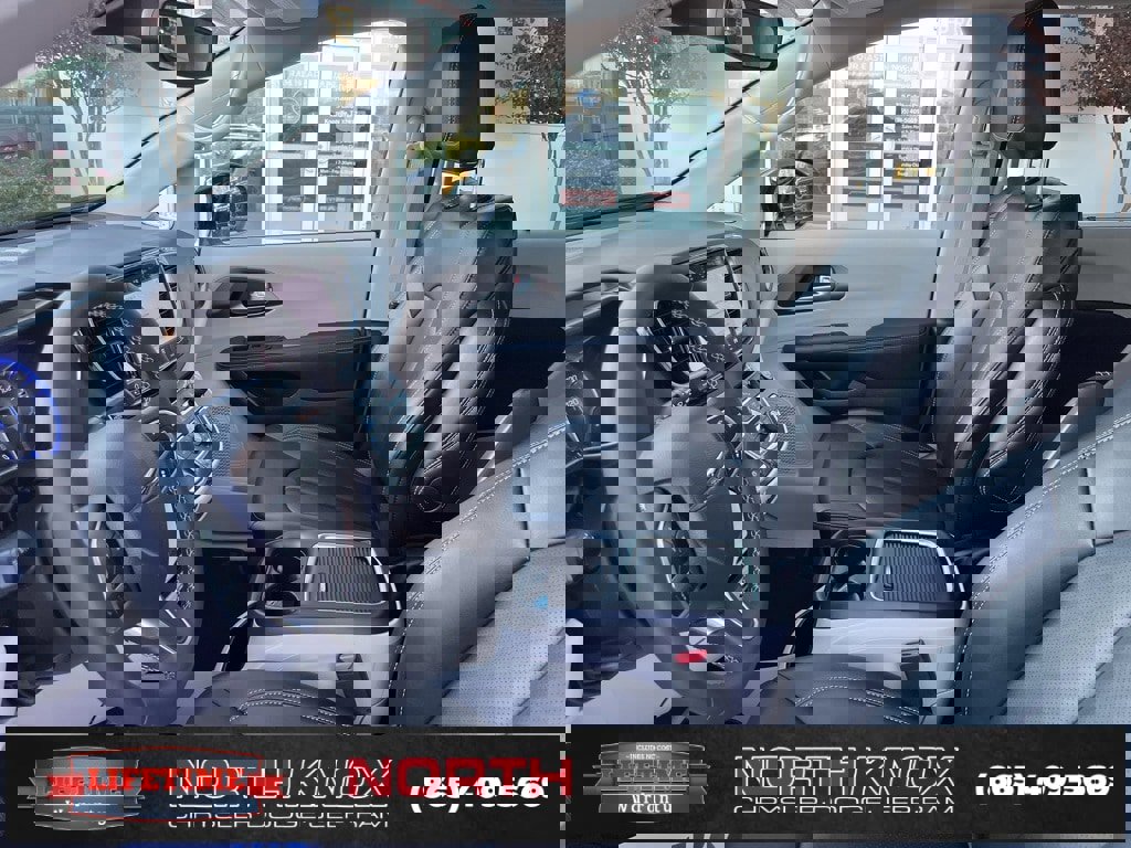 Used 2024 Chrysler Pacifica Touring-L image 3