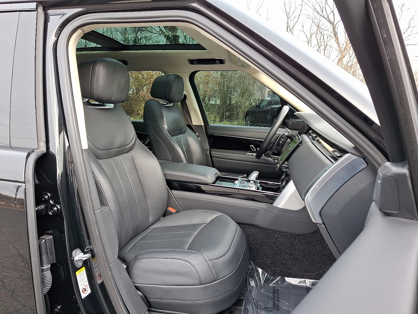 Used 2023 Land Rover Range Rover SE image 3