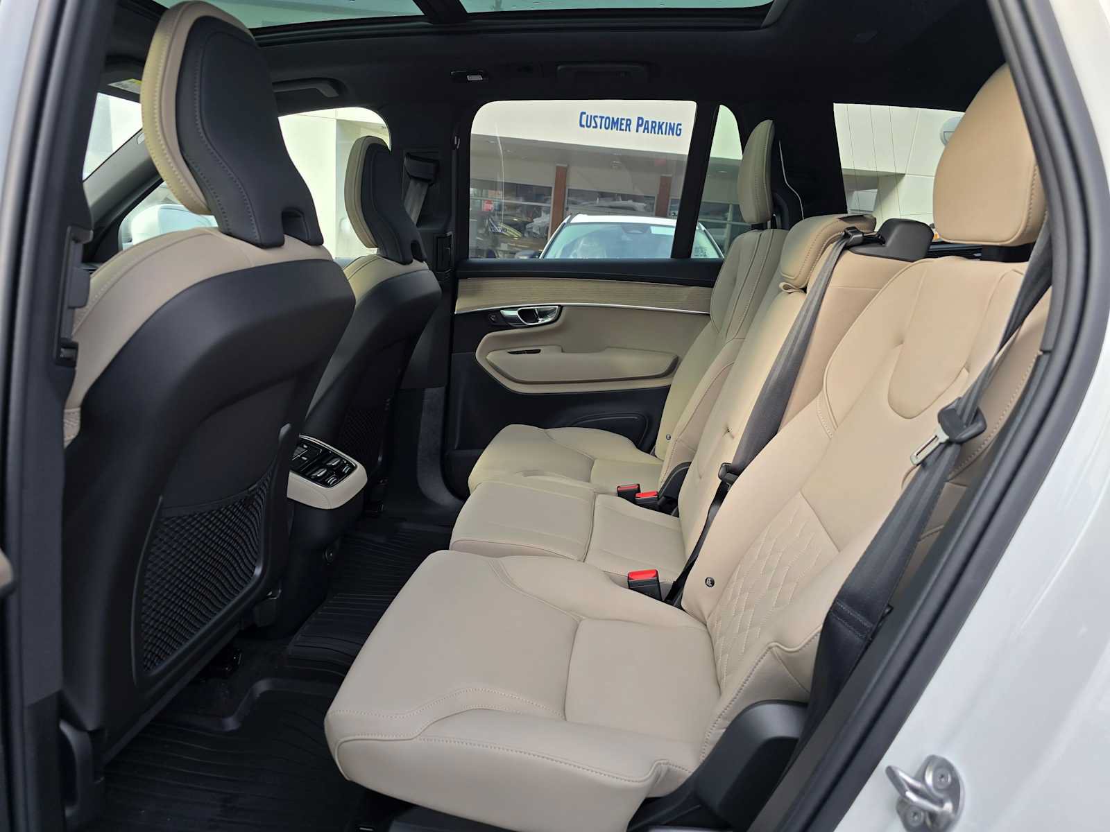 New 2026 Volvo XC90 B6 Plus w/ Protection Package Premier AWD/4WD image 18