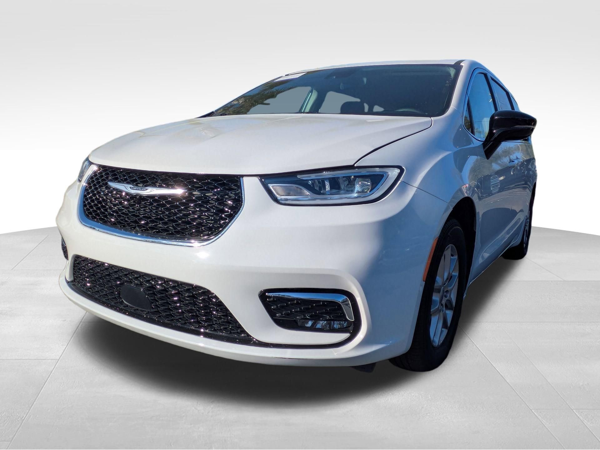 Used 2024 Chrysler Pacifica Touring-L image 10