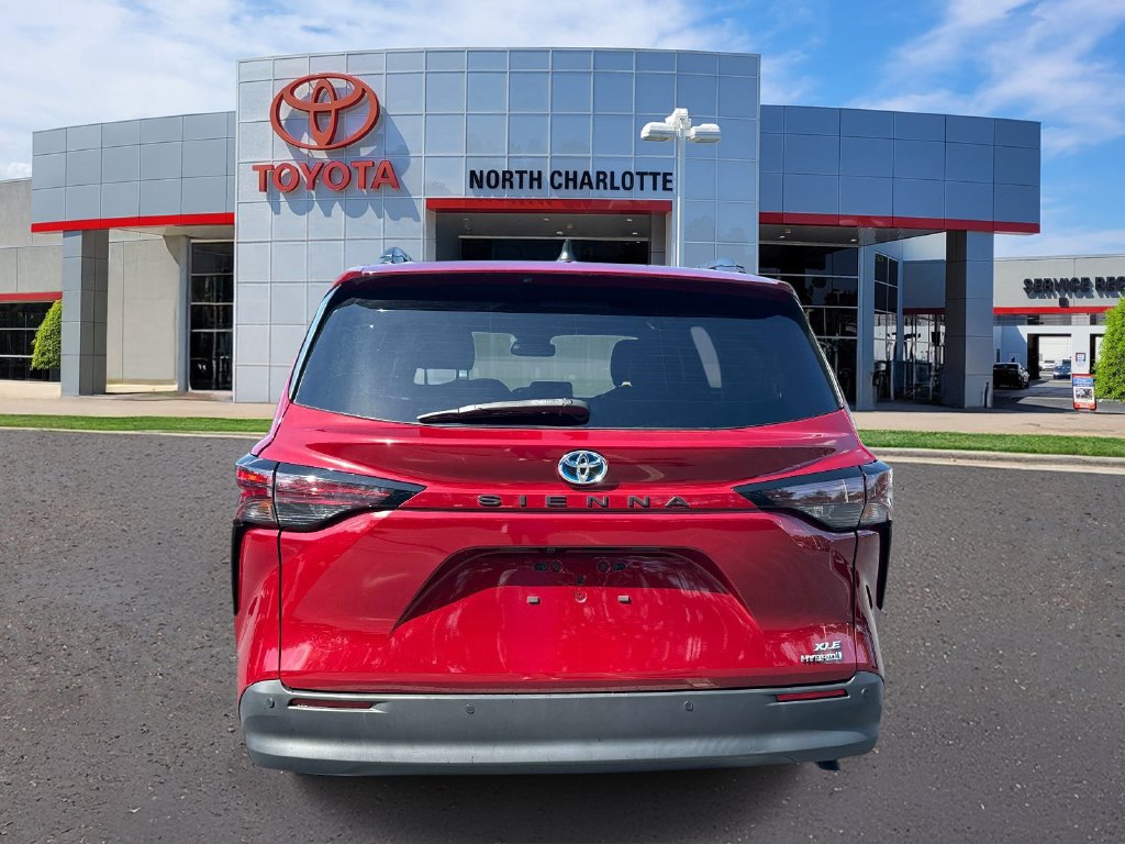 Used 2024 Toyota Sienna XLE FWD image 6