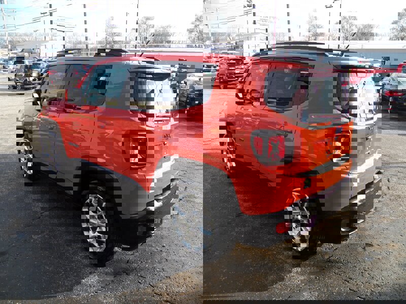 Used 2016 Jeep Renegade Latitude w/ Cold Weather Group image 3