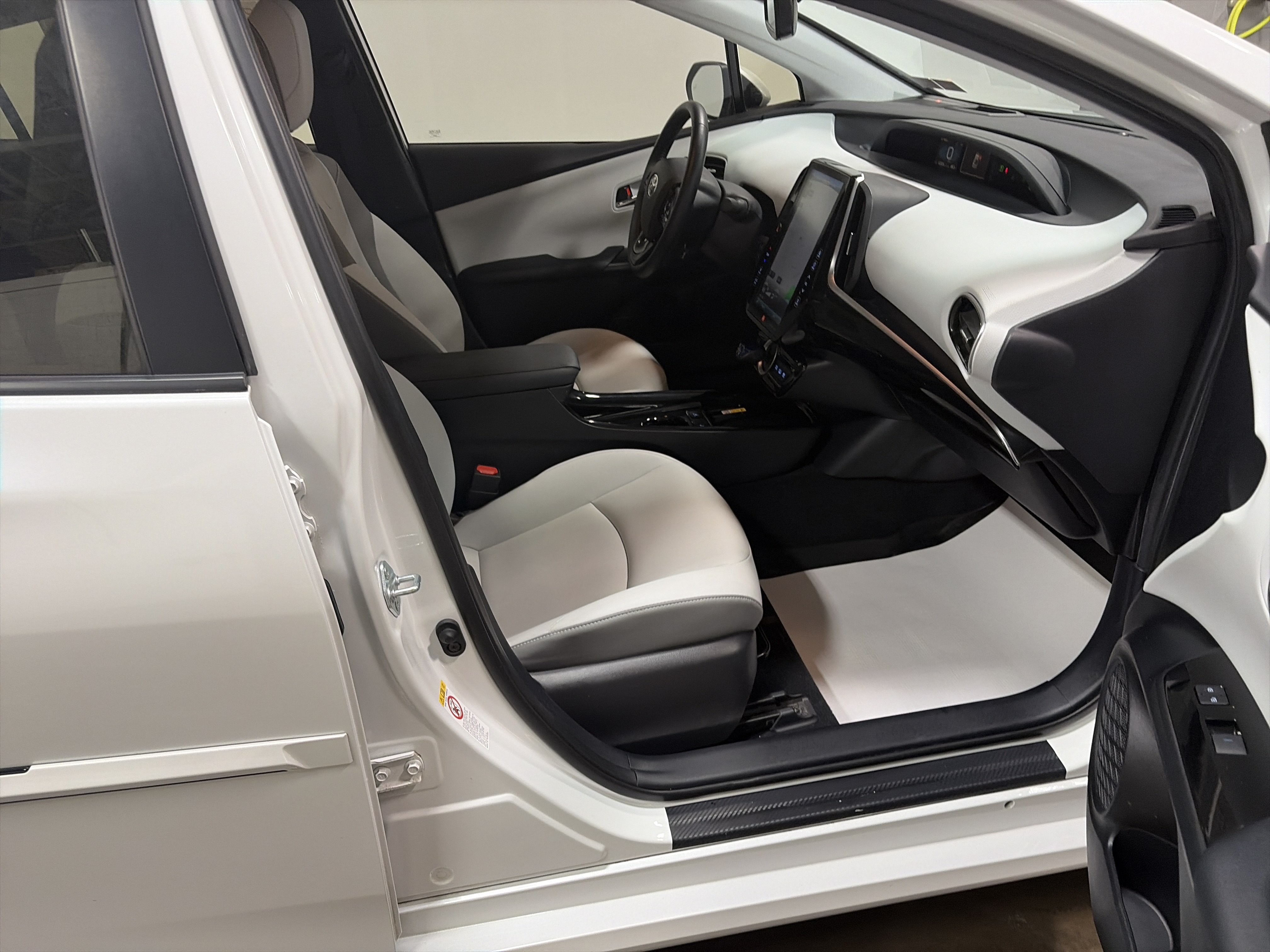 Used 2022 Toyota Prius Prime Limited FWD image 30