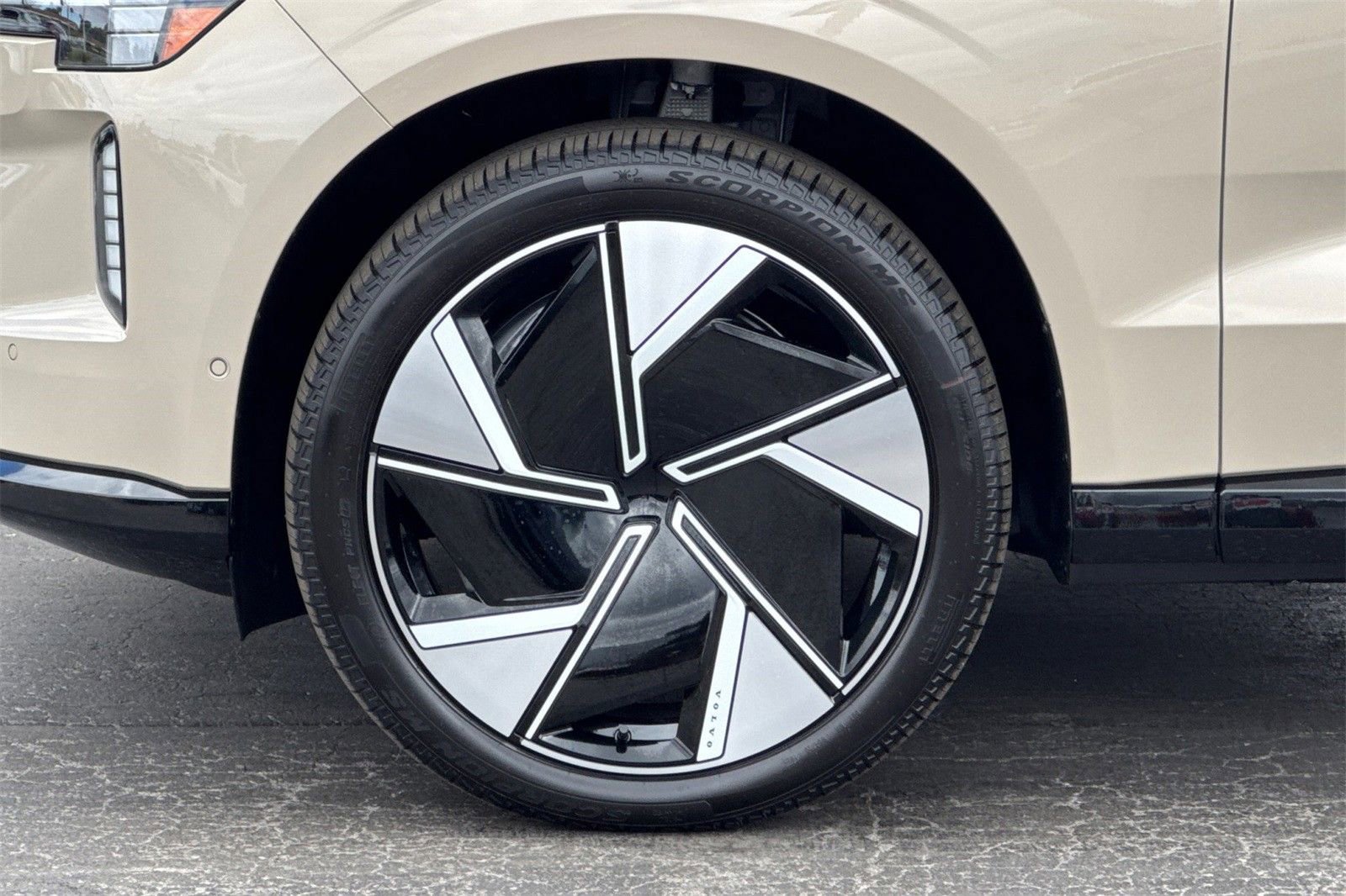 New 2025 Volvo EX90 Plus w/ Protection Package Premier image 26