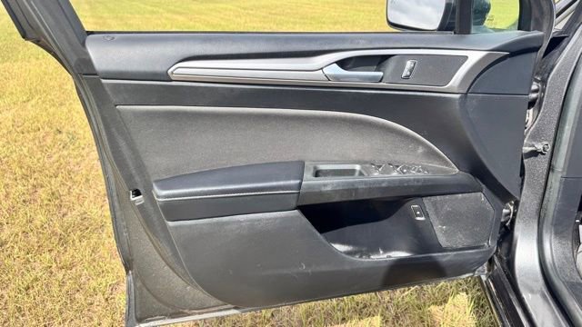 Used 2019 Ford Fusion SE image 25