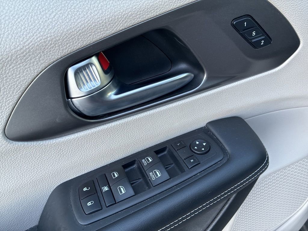 Used 2023 Chrysler Pacifica Touring-L image 12