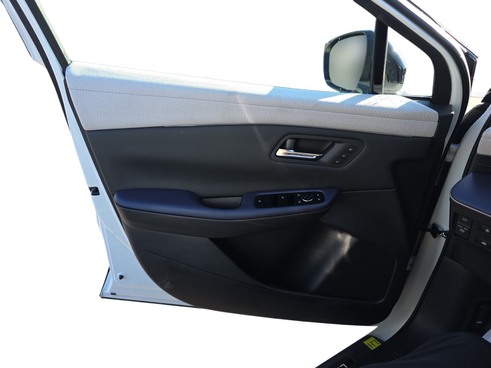 New 2026 Nissan Leaf Platinum+ w/ Illuminated Package FWD image 25
