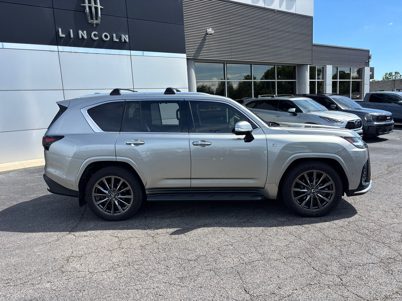 Used 2025 Lexus LX 700h F Sport AWD/4WD image 8