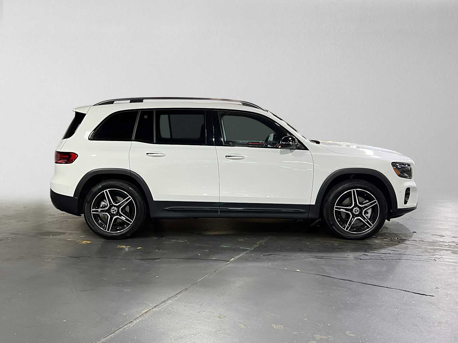 Used 2026 Mercedes-Benz GLB 250 4MATIC image 2