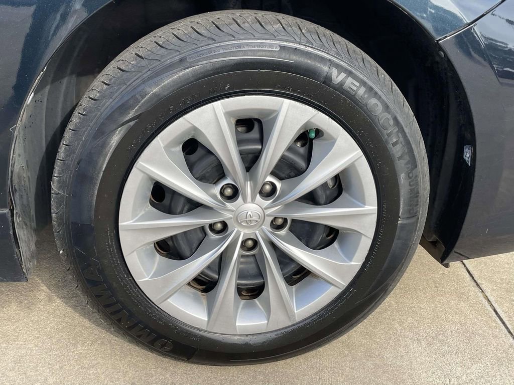 Used 2016 Toyota Camry LE image 7
