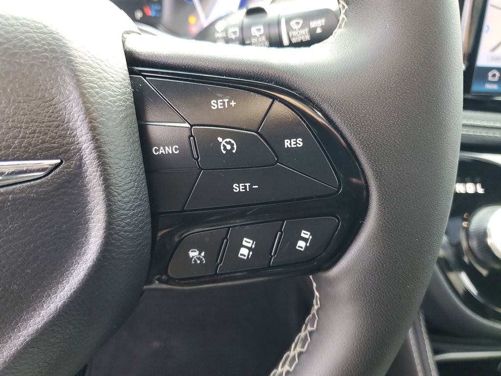 Used 2024 Chrysler Pacifica Premium image 13