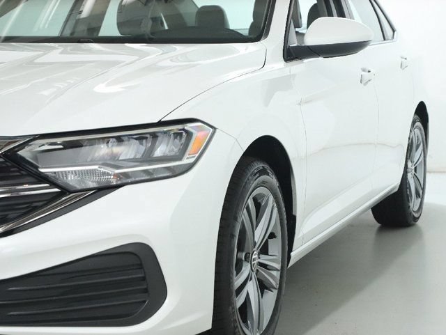 Used 2024 Volkswagen Jetta SE w/ Panoramic Sunroof Package FWD image 4