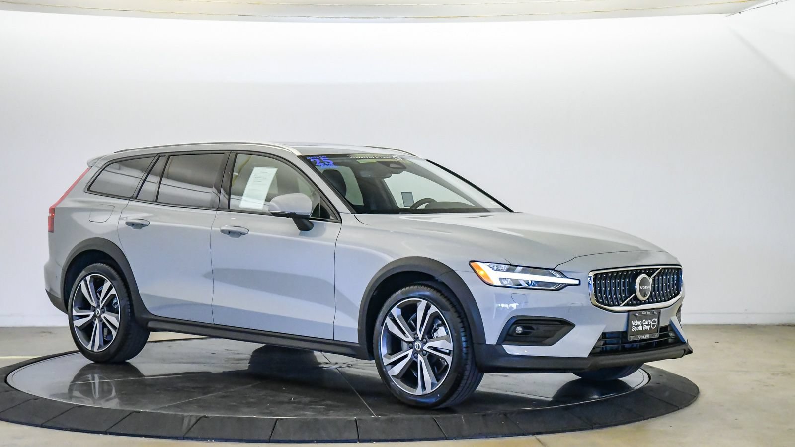 Certified 2025 Volvo V60 B5 Cross Country Plus AWD/4WD image 6