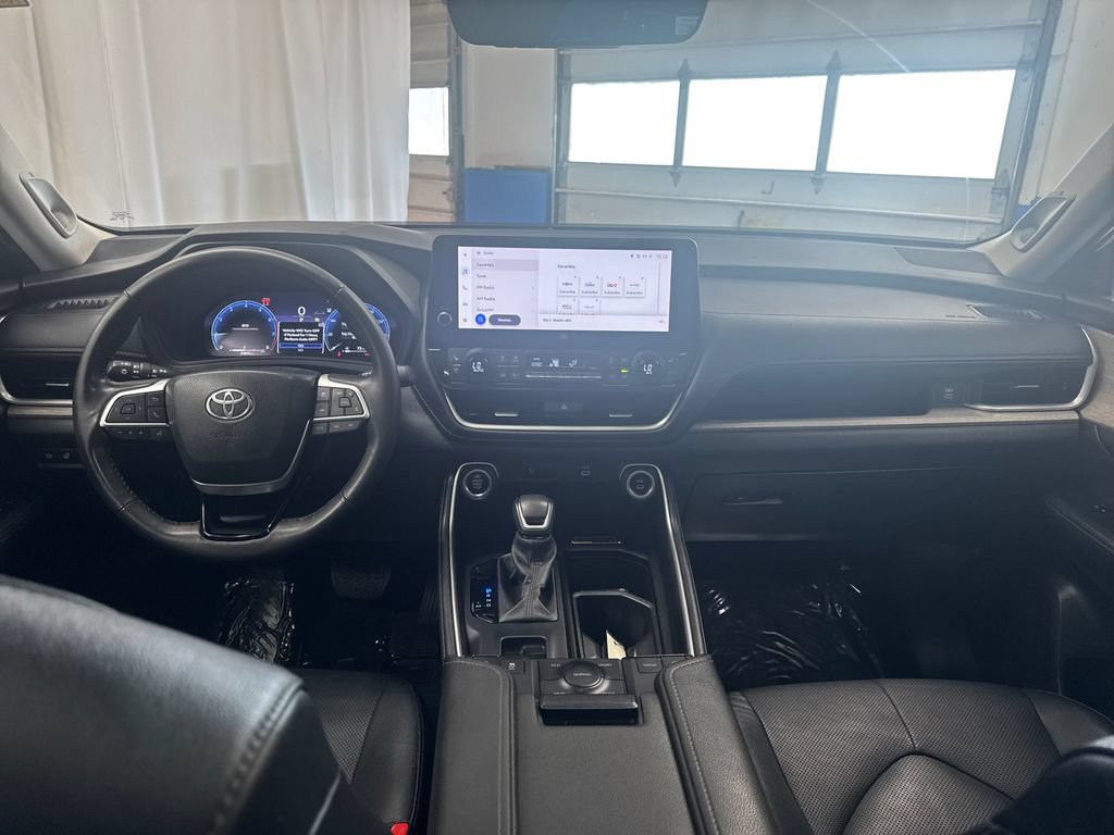 Used 2024 Toyota Grand Highlander AWD image 16