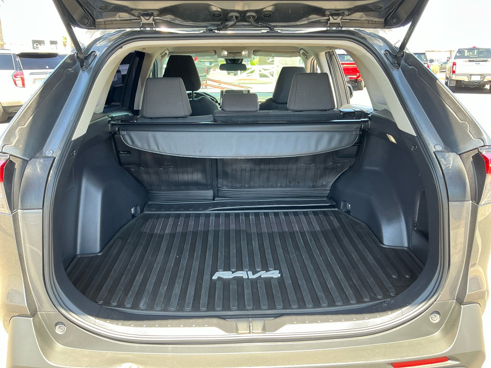 Used 2022 Toyota RAV4 LE AWD/4WD image 32
