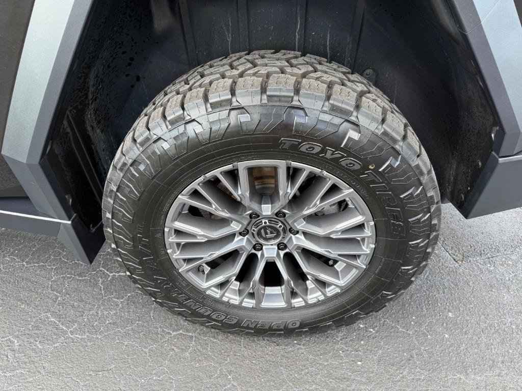 Used 2024 Tesla Cybertruck AWD Crew Cab image 21