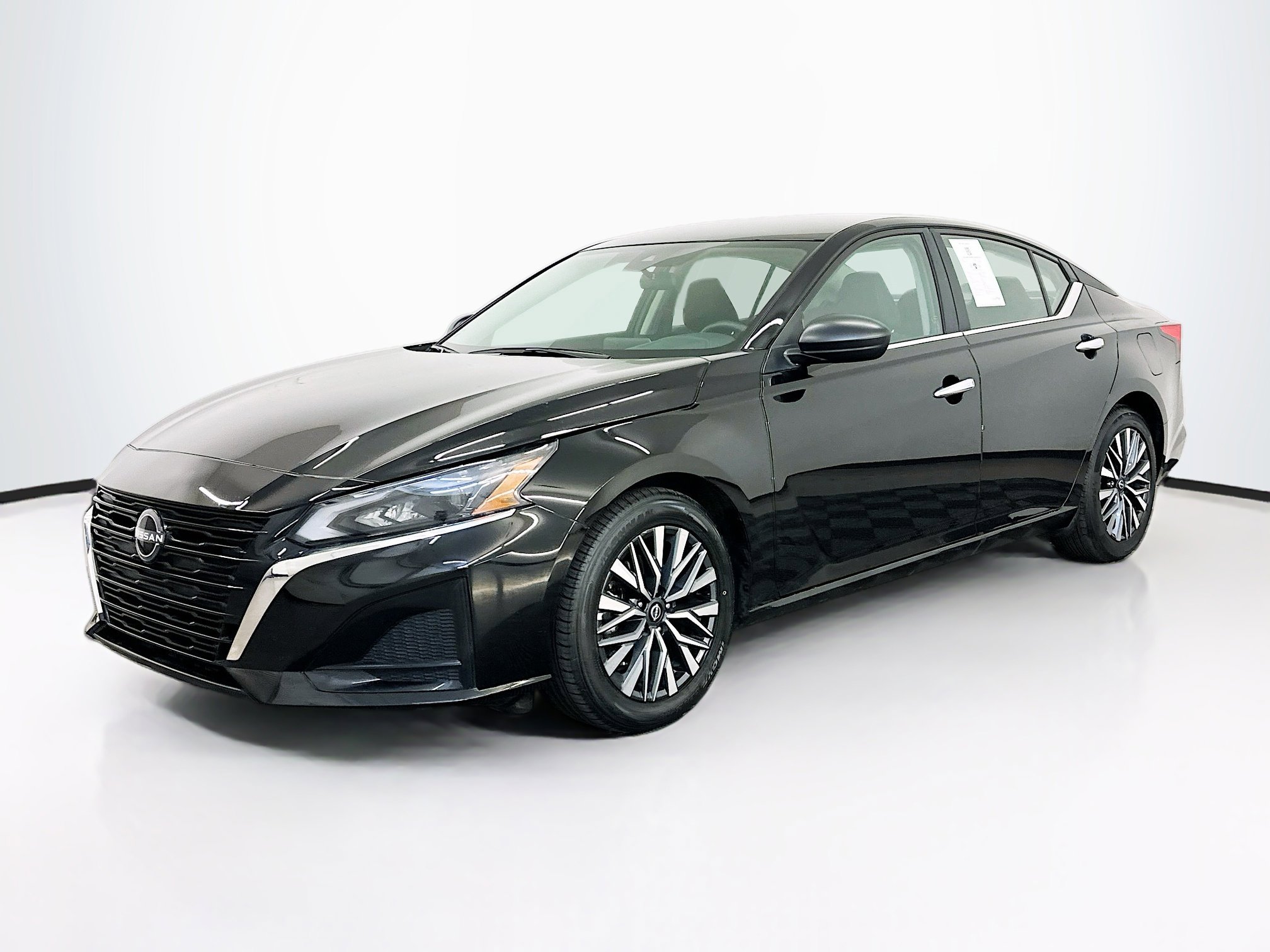 Used 2025 Nissan Altima 2.5 SV image 3