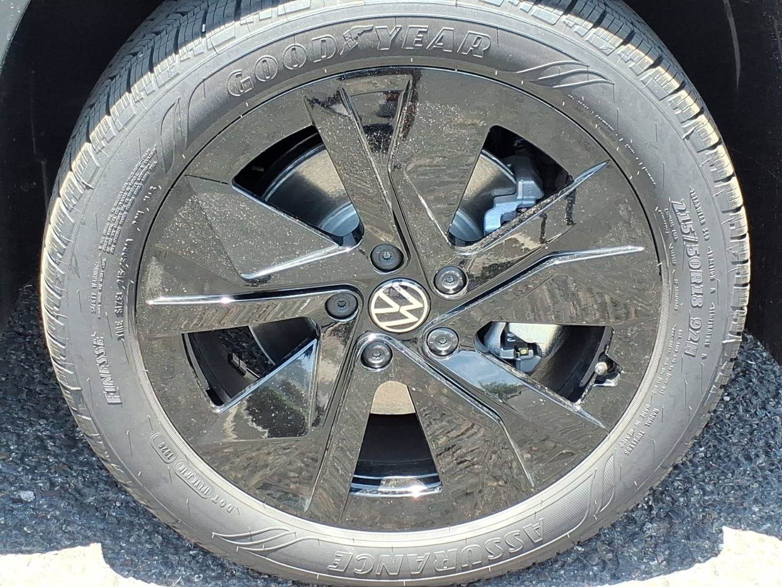 New 2026 Volkswagen Taos SE FWD image 9