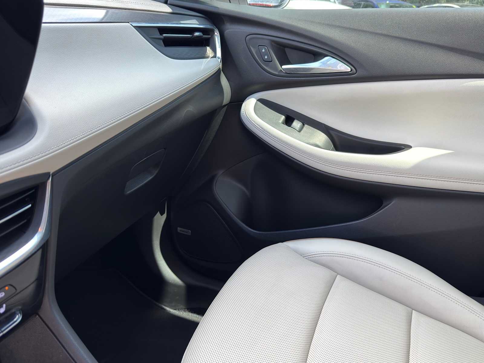 Used 2025 Buick Encore GX Avenir w/ Avenir Technology Package FWD image 17