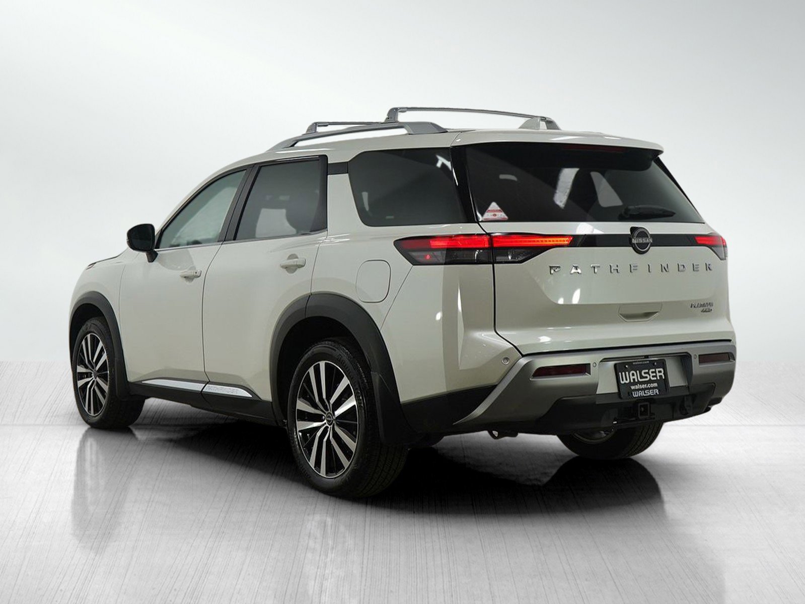 Used 2024 Nissan Pathfinder Platinum image 5