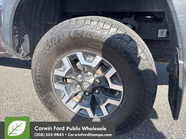 Used 2017 Toyota Tacoma TRD Off-Road w/ Premium & Technology Package AWD/4WD image 9