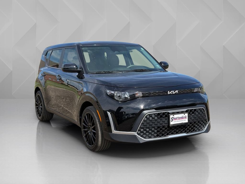 Used 2024 Kia Soul LX w/ Option Group 015 FWD image 3