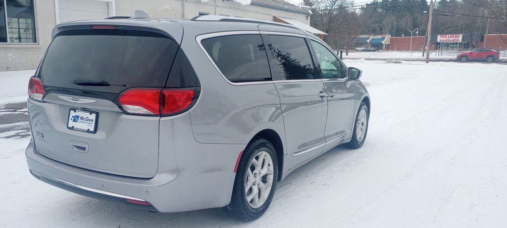 Used 2018 Chrysler Pacifica Touring-L Plus w/ Tire & Wheel Group image 7