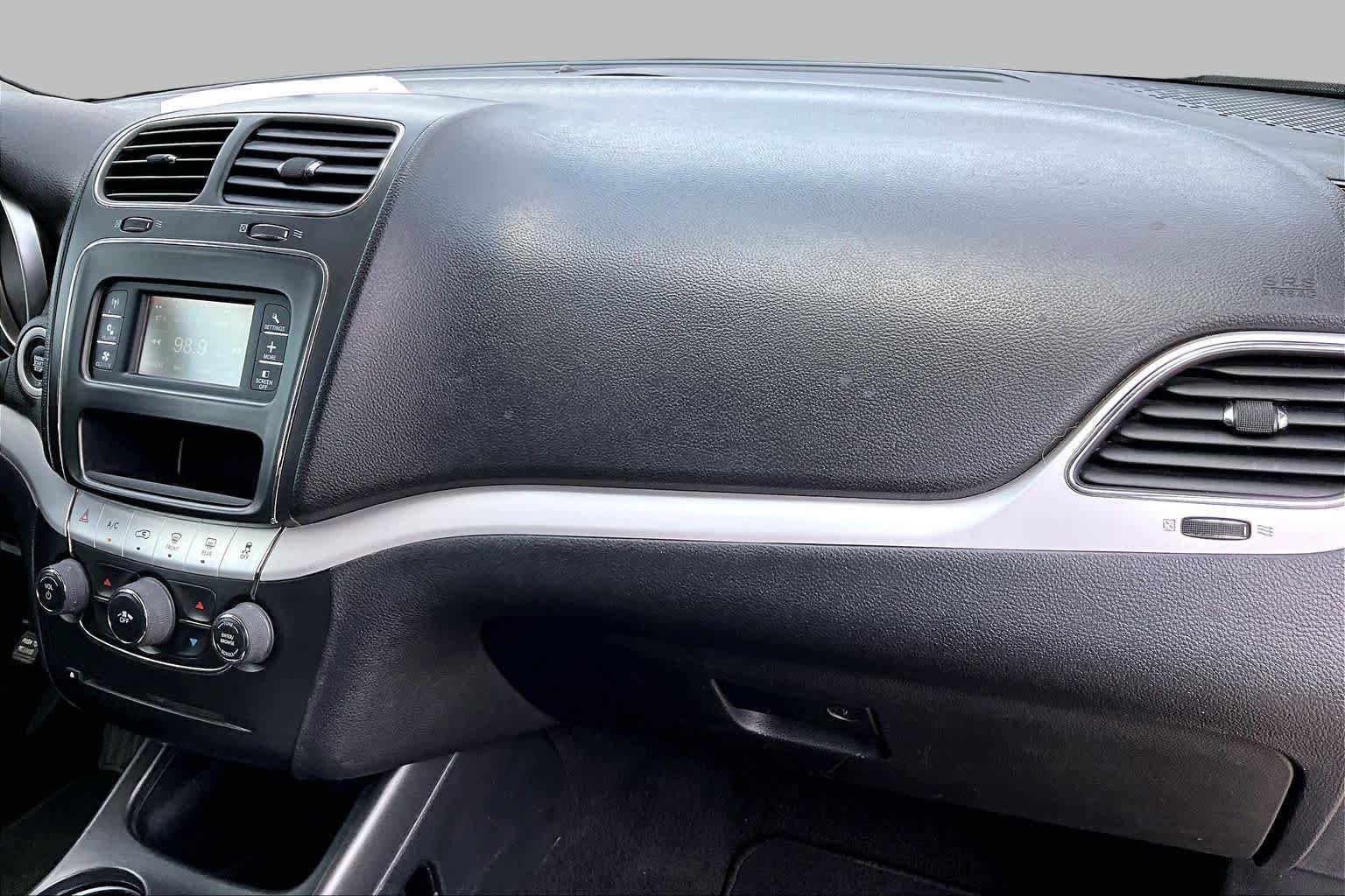 Used 2019 Dodge Journey SE w/ Connectivity Group FWD image 17