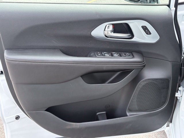 New 2026 Chrysler Pacifica Limited FWD image 12