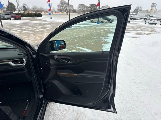 Used 2023 GMC Acadia SLE w/ Driver Convenience Package image 16