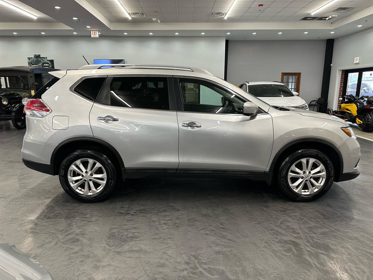 Used 2015 Nissan Rogue SV w/ SV Premium Package image 4