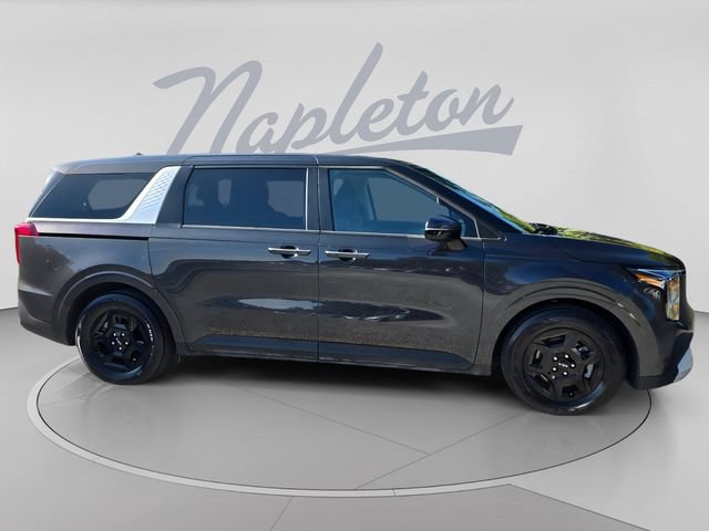Used 2025 Kia Carnival FWD image 3
