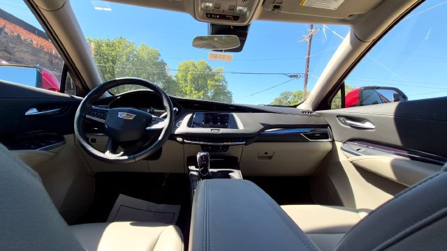 Used 2023 Cadillac XT4 Luxury w/ Cold Weather Package FWD image 15
