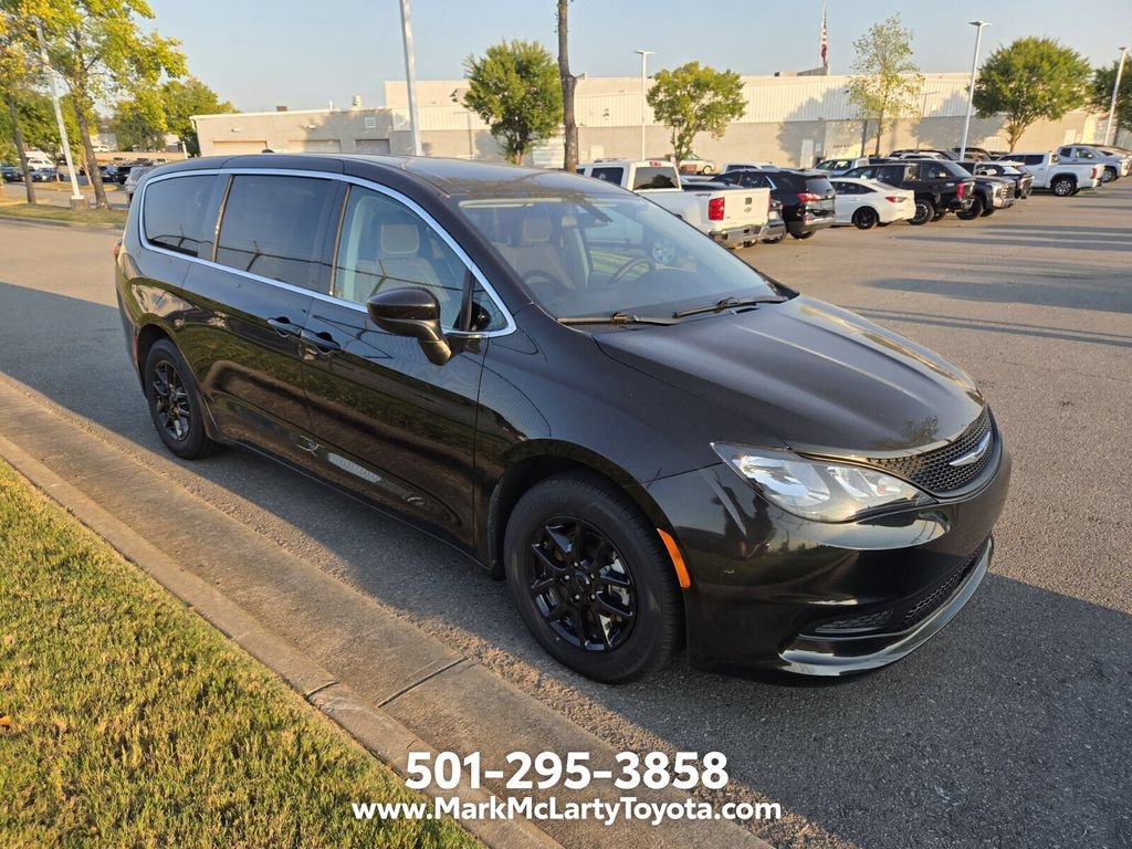 Used 2022 Chrysler Voyager LX FWD image 2