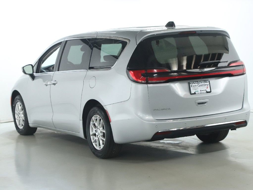 Used 2023 Chrysler Pacifica Touring-L FWD image 37