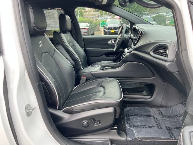 Used 2025 Chrysler Pacifica Limited image 13