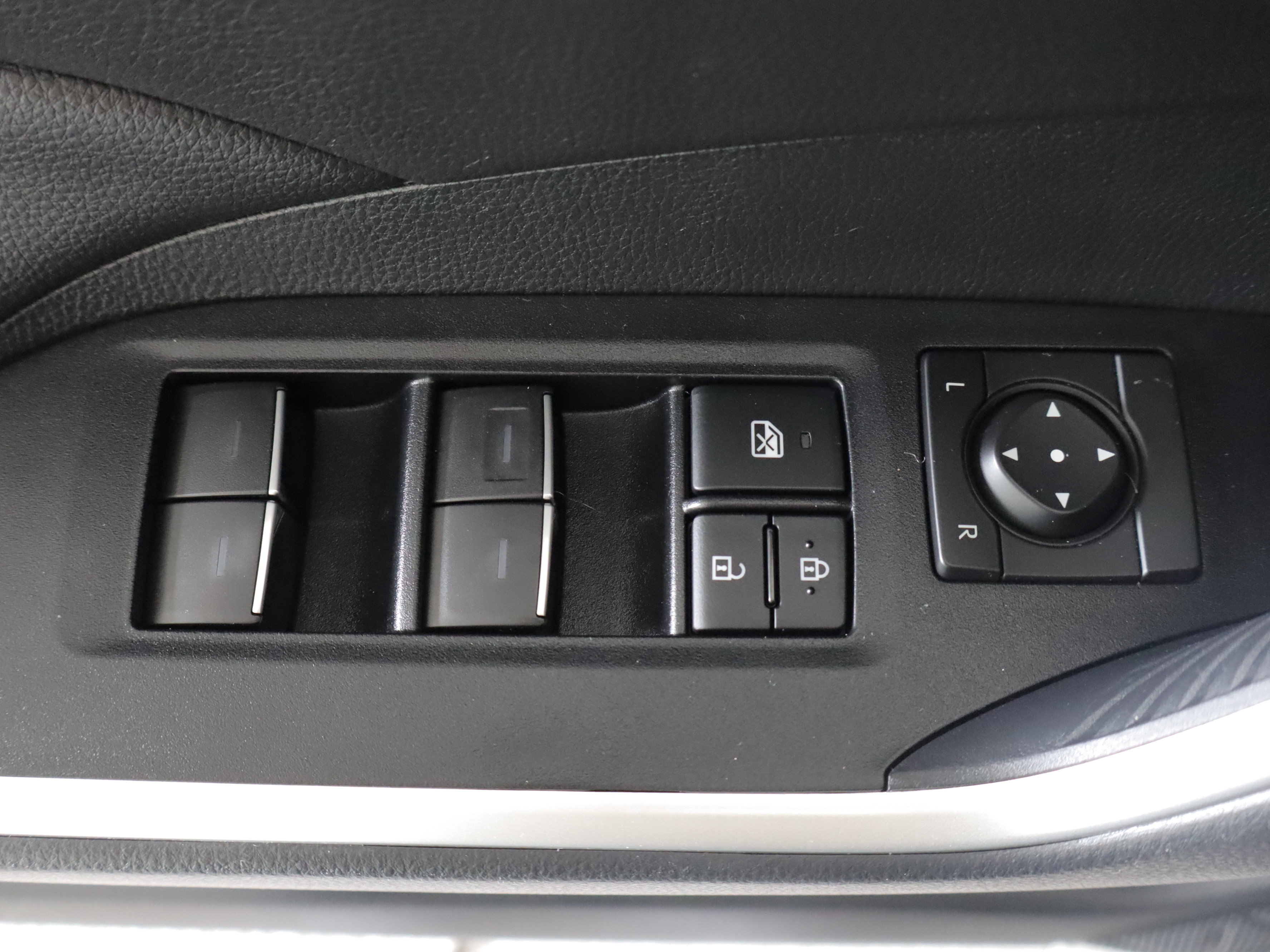 Used 2025 Toyota RAV4 XLE w/ Convenience Package AWD/4WD image 12
