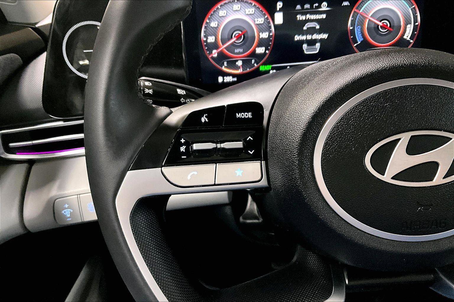 Used 2025 Hyundai Elantra Limited image 19