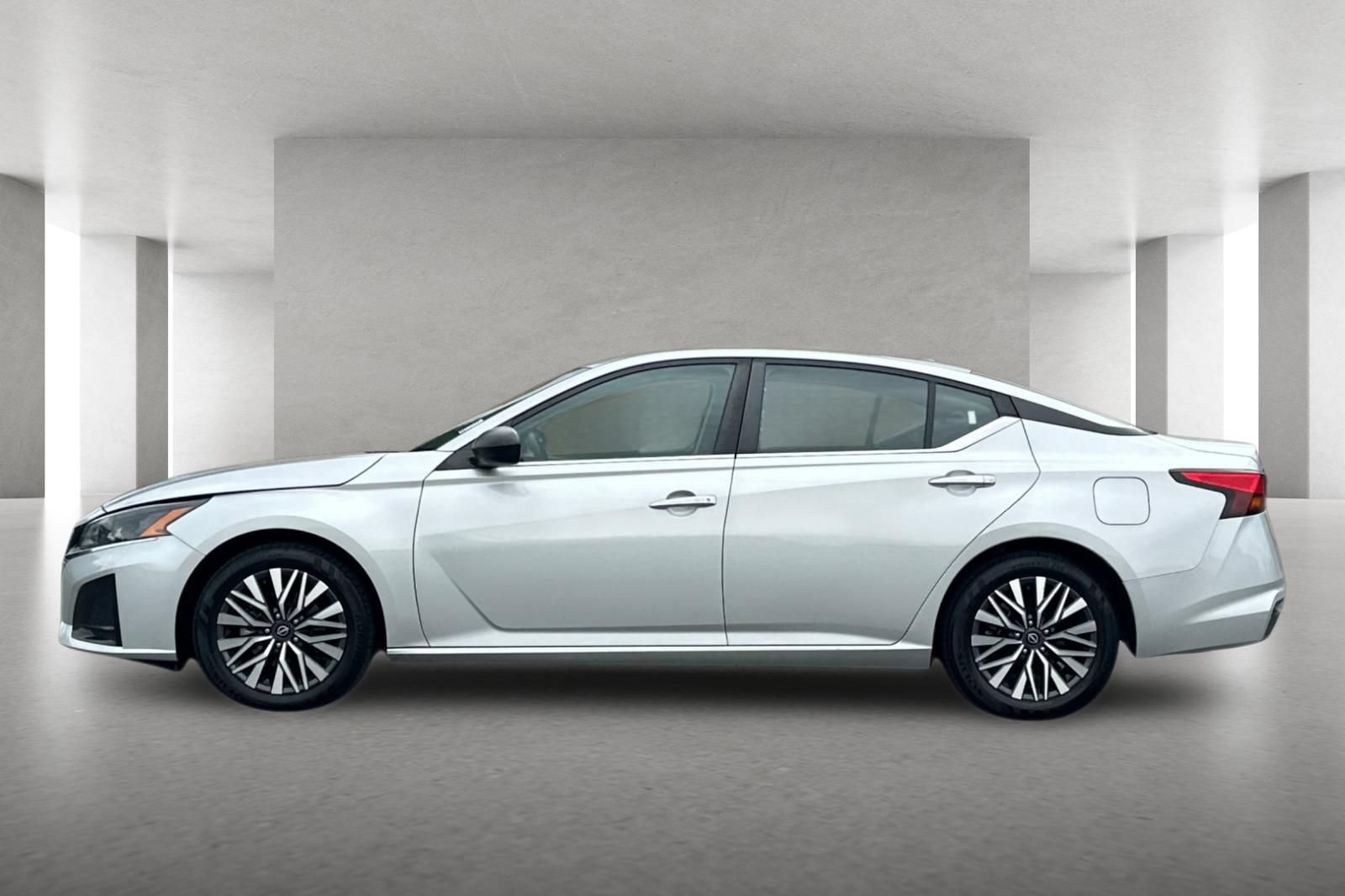 Used 2024 Nissan Altima 2.5 SV FWD image 7