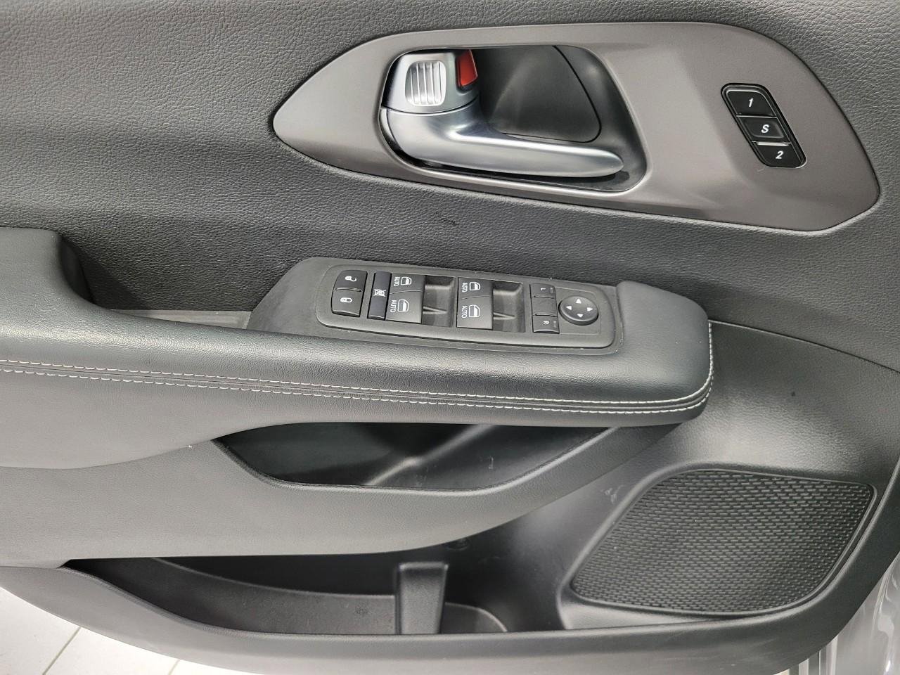 Used 2025 Chrysler Pacifica Select image 25