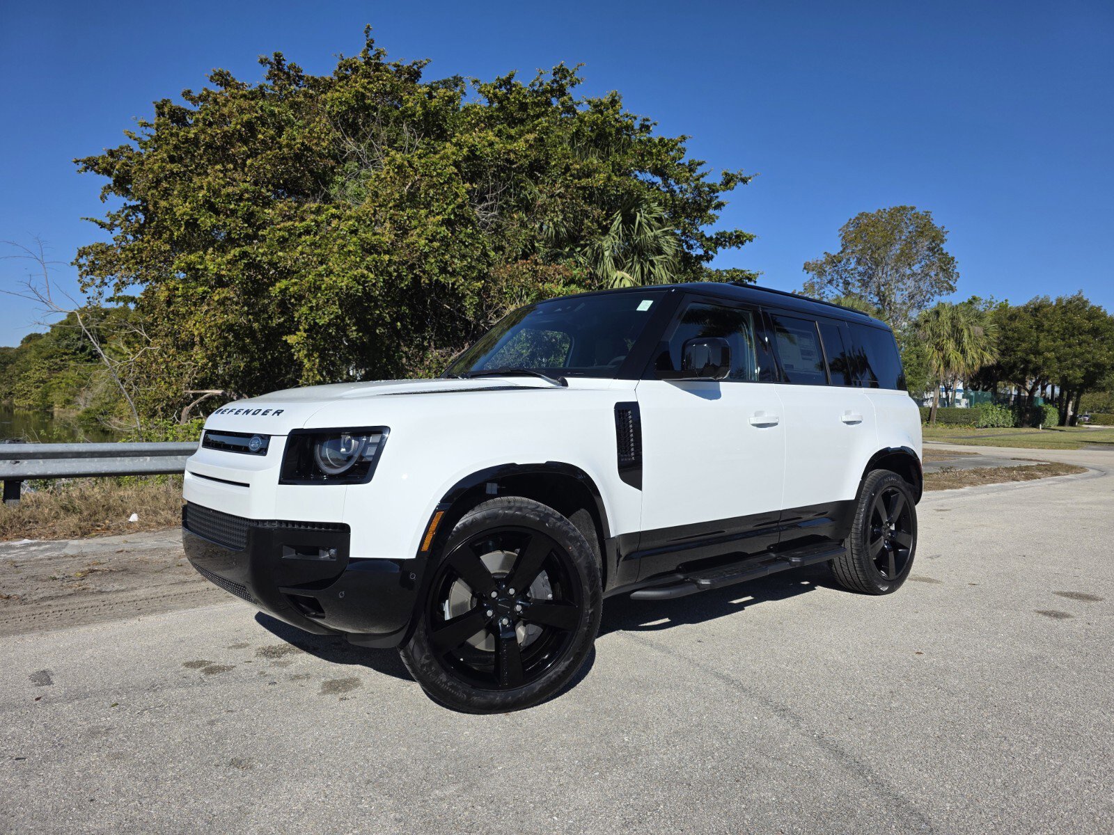 New 2026 Land Rover Defender 110 X-Dynamic SE image 1