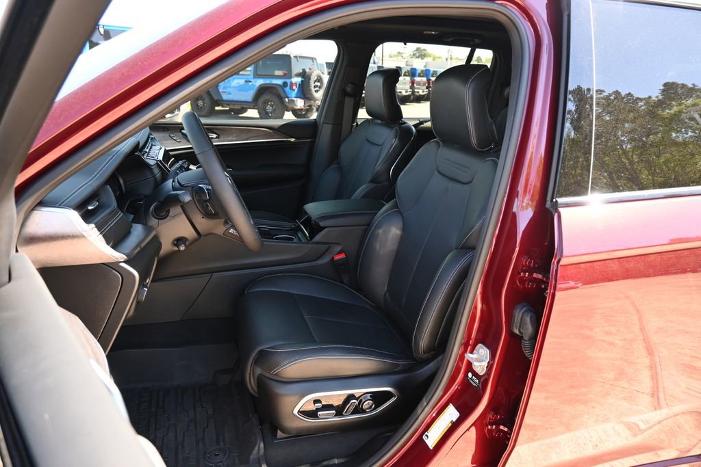 Used 2025 Jeep Grand Cherokee Overland w/ Luxury Tech Group IV image 16